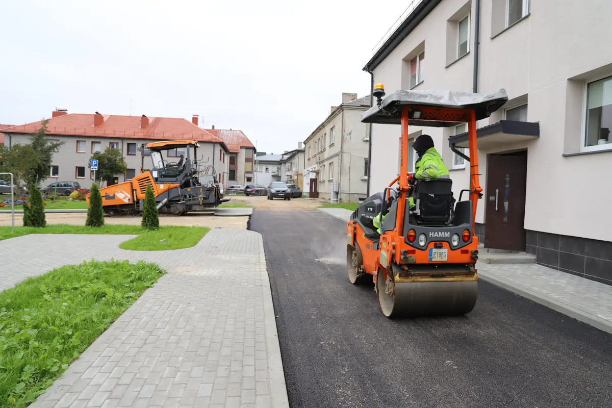 Dominikonų gatvės daugiabučio kiemas Raseiniuose atnaujinamas greičiau, nei planuota