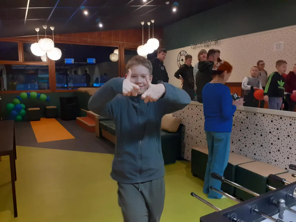 Smagi išvyka į boulingą – azartas, juokas ir draugiškas palaikymas