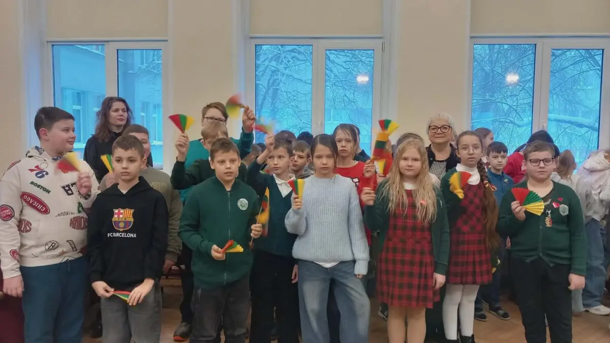 Raseinių Viktoro Petkaus progimnazijos bendruomenė kartu paminėjo Lietuvos gimtadienį
