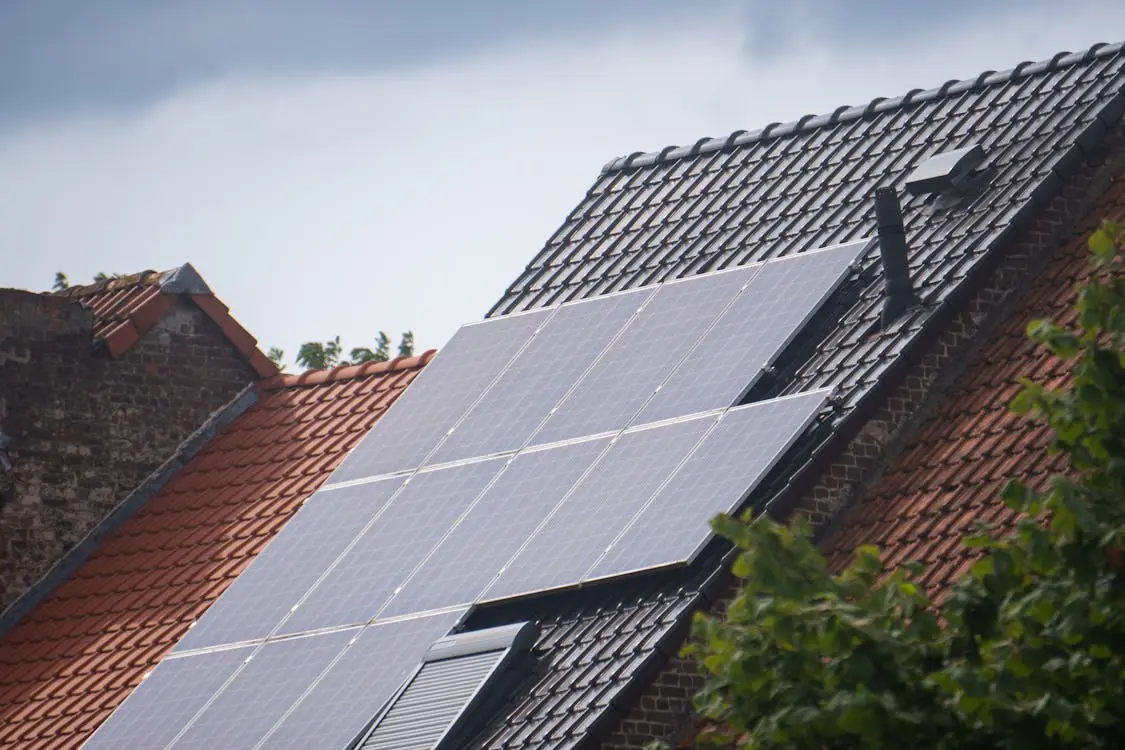 Kiek galima sutaupyti per 10 metų naudojant saulės elektrinę?