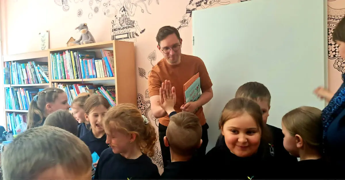 Ariogalos bibliotekoje – spalvinga kelionė į knygų pasaulį su rašytoju Benu Bėrantu