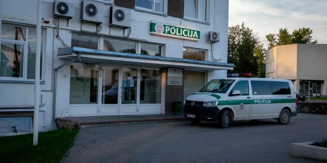 Raseiniuose apgadintas „Toyota Corolla Verso“: policija ieško pasišalinusio vairuotojo ir liudininkų