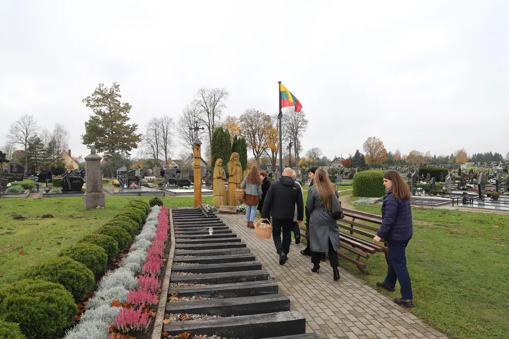 Vyko tradicinė visuomeninė akcija Visų Šventųjų dienai ir Vėlinėms paminėti „Atminkime“