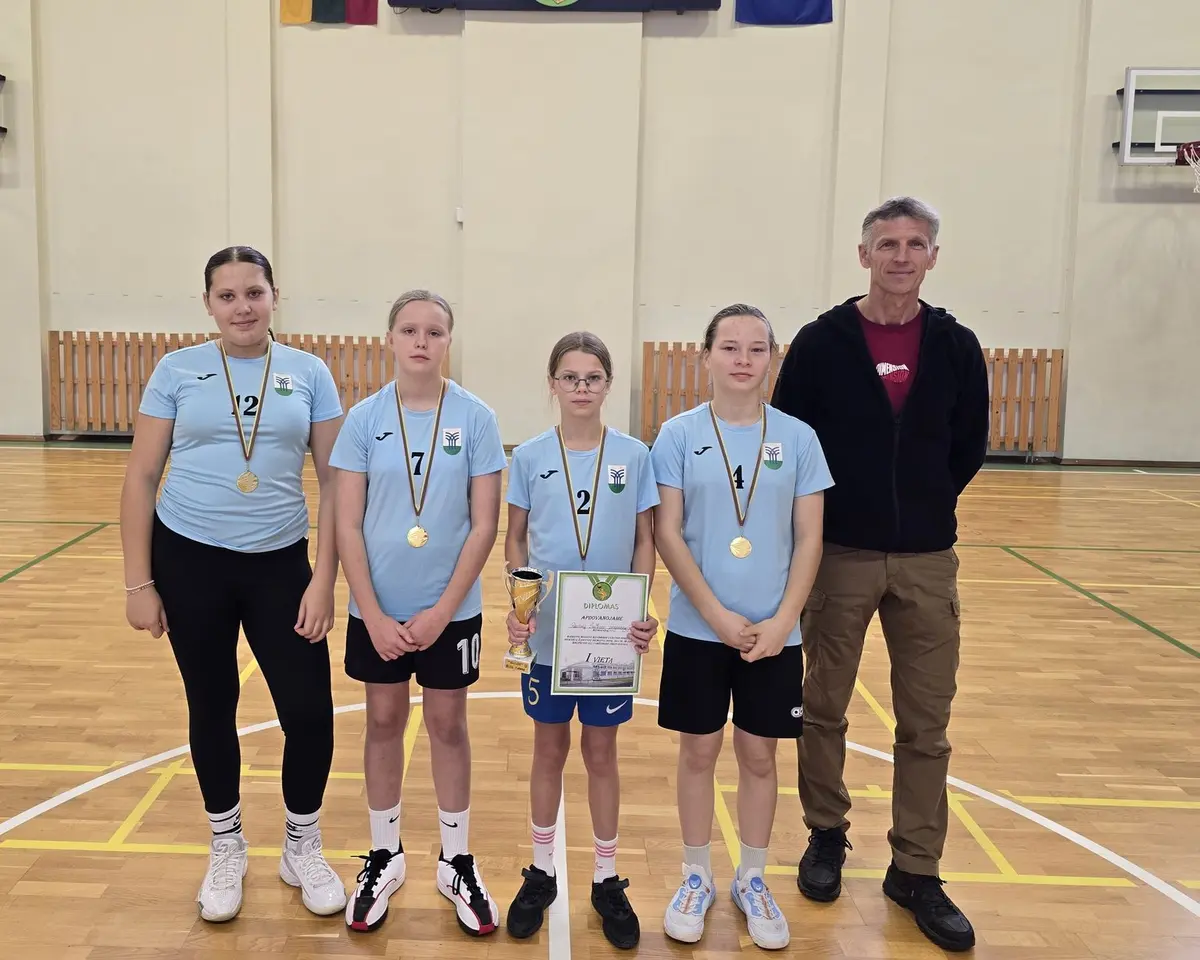  1 vt. - Raseinių Šaltinio progimnazijos merginų komanda.