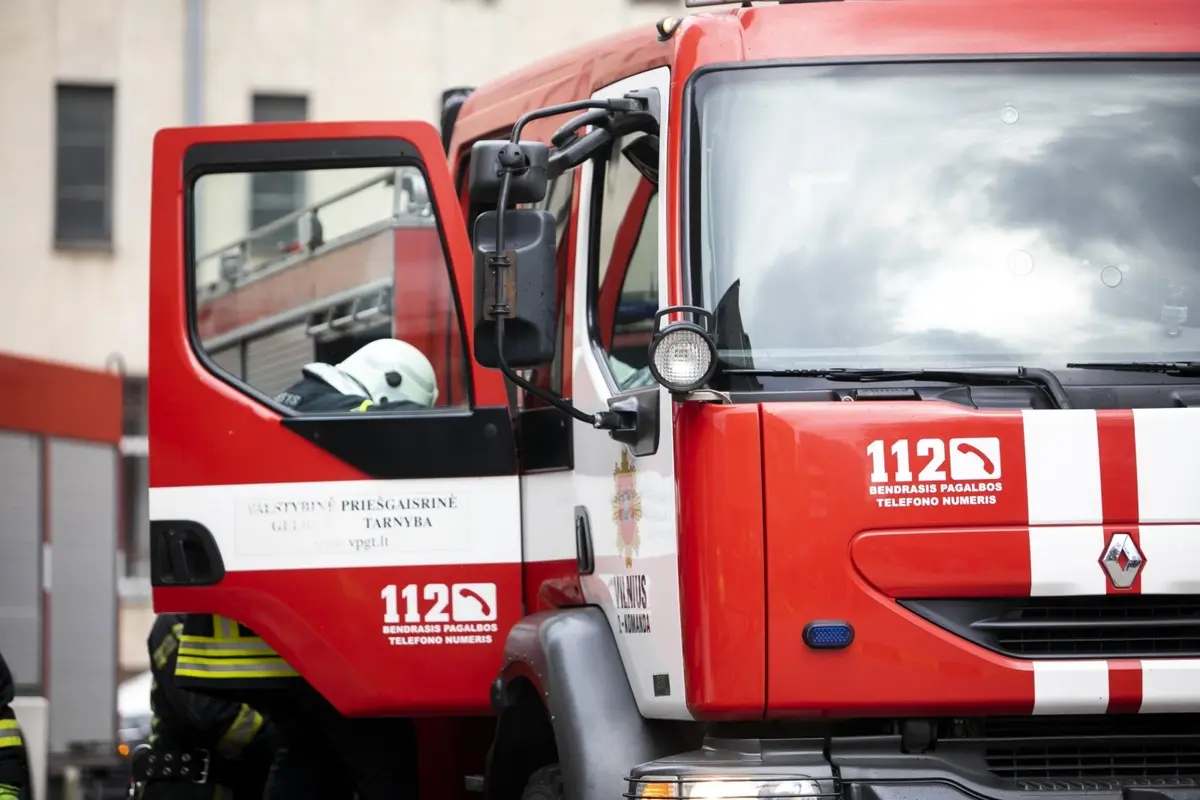 Šakių rajone užsidegė automobilis ir užklimpo GMPT transportas