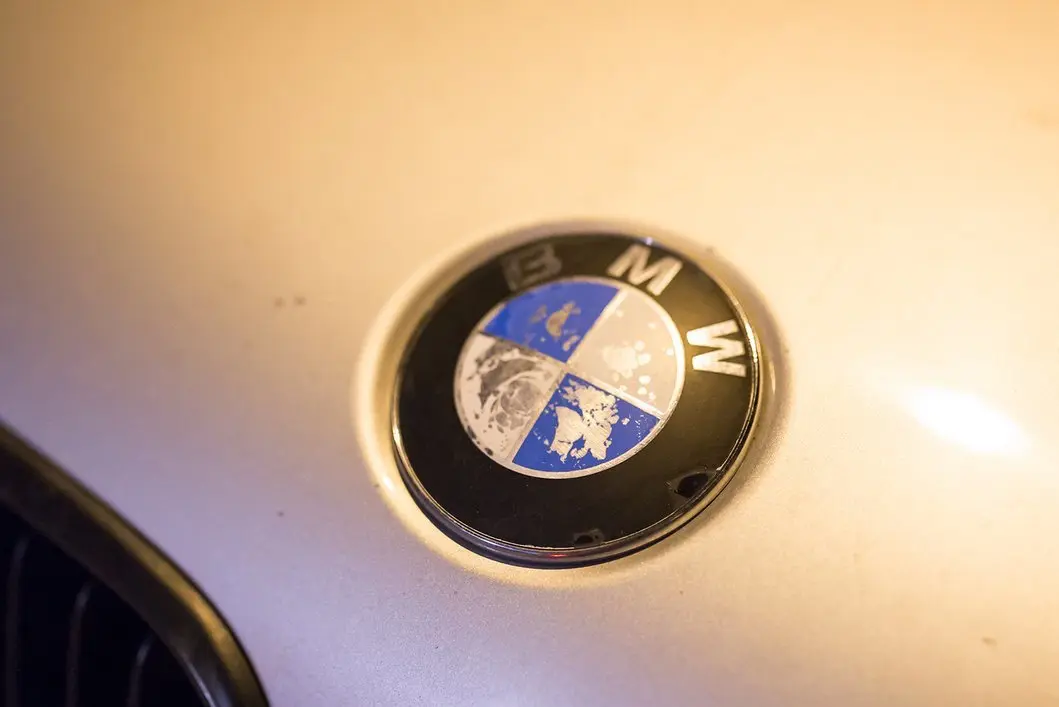 Šakių rajone girtas BMW vairuotojas išvertė tvorą