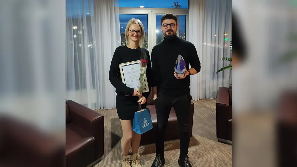 Šakiečiams kūrybos studijai virsmas įteiktas „Metų žvilgsnis 2022“ apdovanojimas