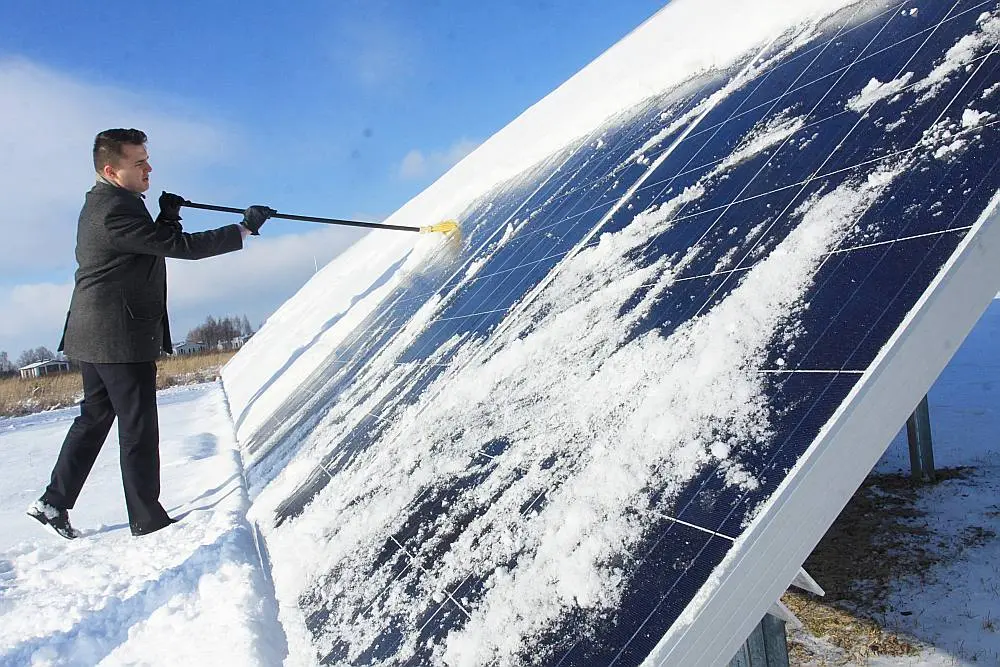 Saulės elektrinę padengė sniegas: valyti ar palikti?