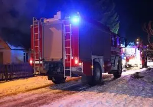 Šakių rajone degė ūkinis pastatas – išgelbėti du prabangūs automobiliai