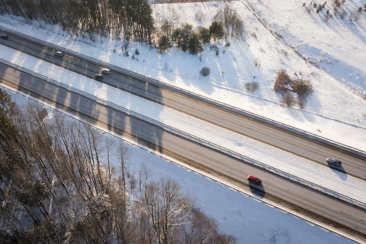 „Via Lietuva“: valstybinės reikšmės keliuose prasidėjo duobių tvarkymas – vairuotojai raginami pranešti apie pavojingas vietas