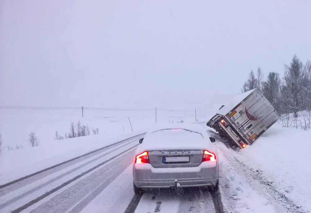 Šakių rajone iš sunkiasvorės transporto priemonės išsiliejo apie 300 litrų dyzelino