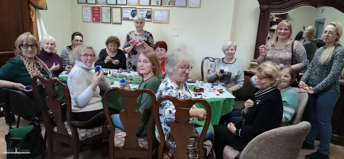Edukacija „Gėlių-sagių kūrimas iš atlaso juostelių“