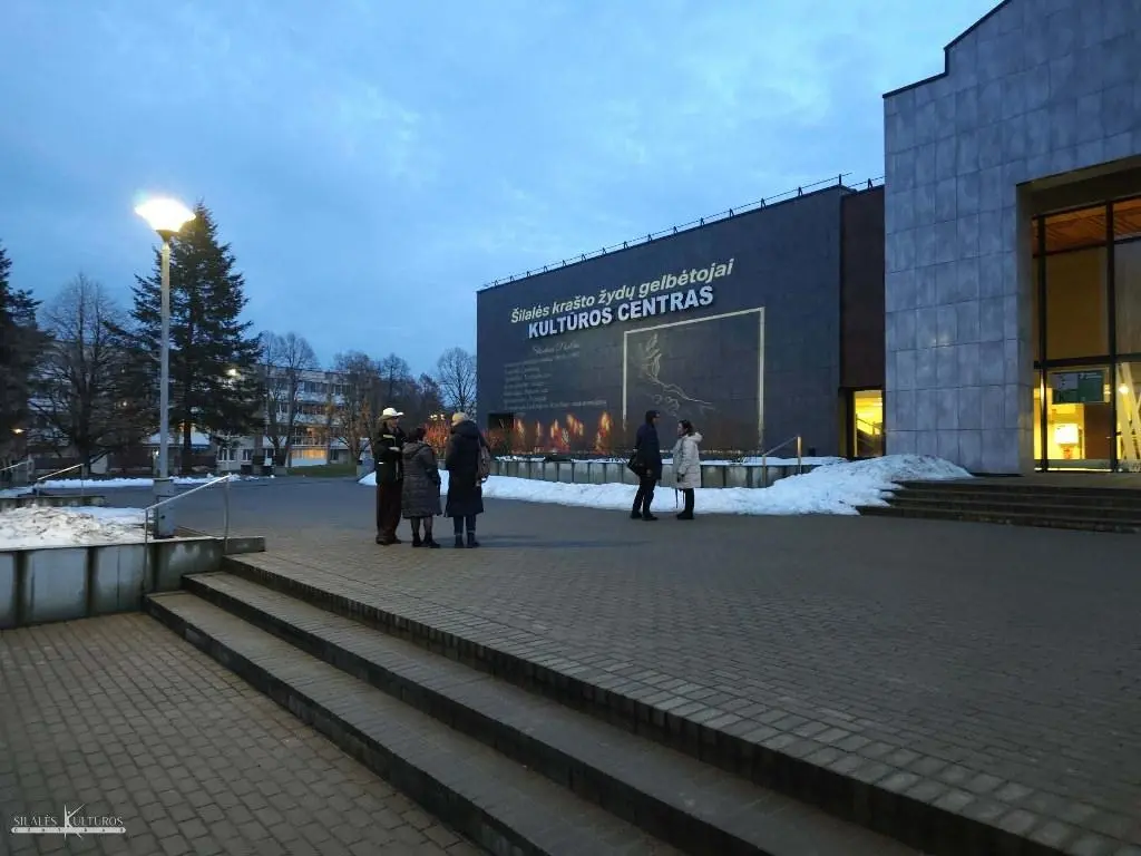 Lietuvos žydų gelbėtojų atminimo projekcija ant Šilalės kultūros centro fasado