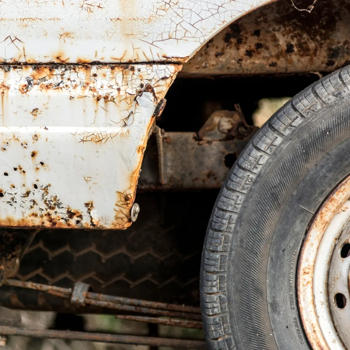 Kas laukia kiemuose apleistų automobilių