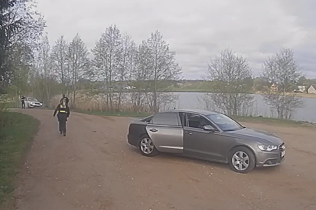 Neblaivus ,,BMW 523“ vairuotojas bandė sprukti nuo policijos – gaudynės baigėsi sulaikymu