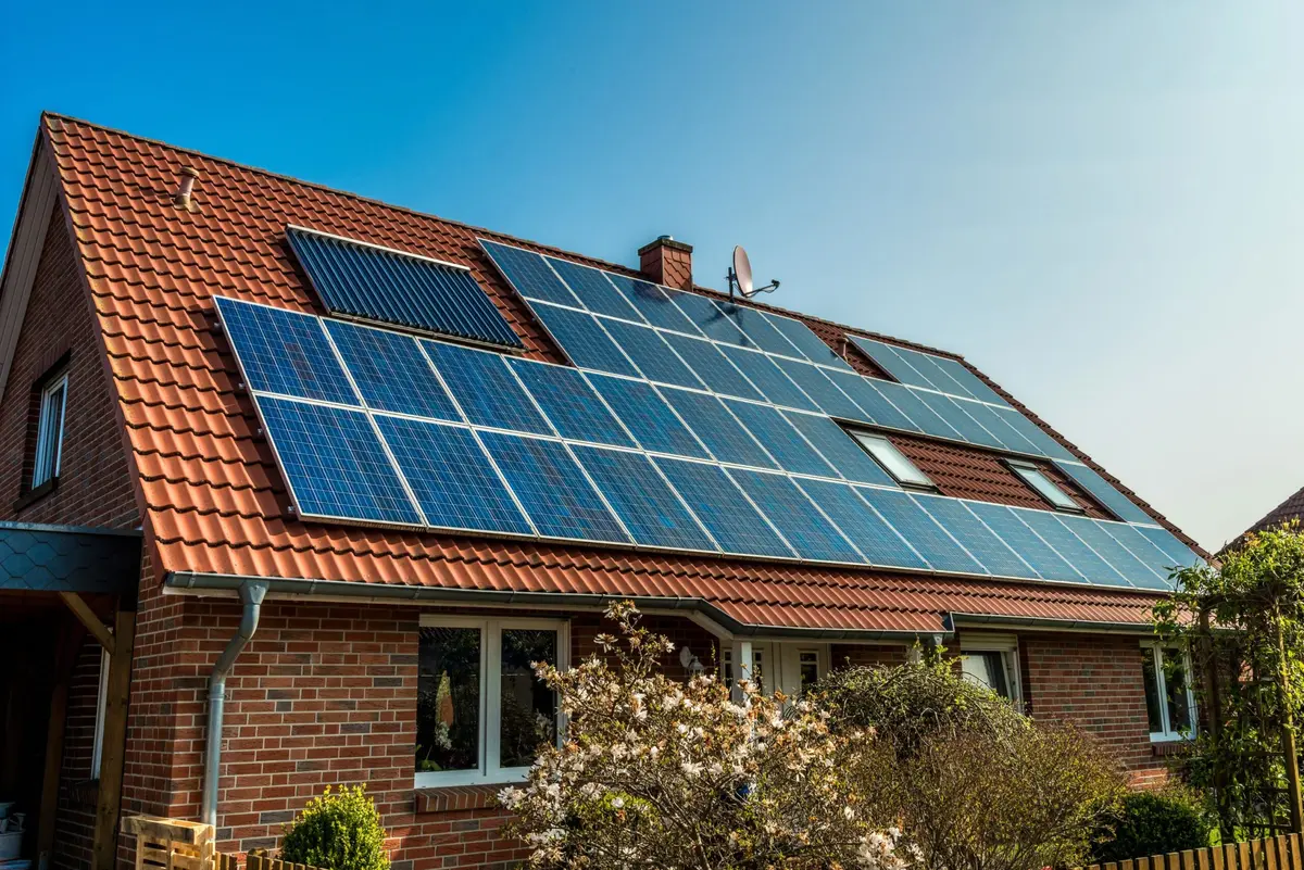 Nuosava saulės elektrinė – kada įsirengti, kad ji neštų didžiausią naudą?
