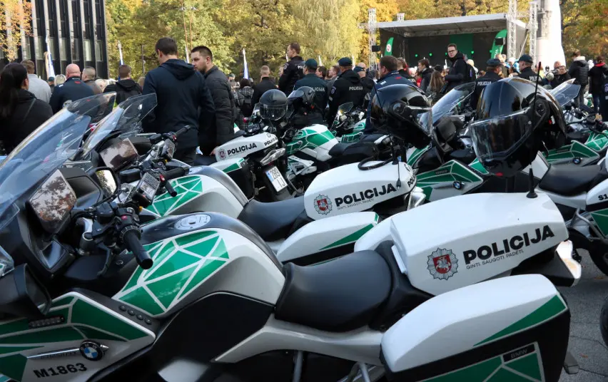 Švenčių dienomis pareigūnai ragina būti dėmesingiem keliuose