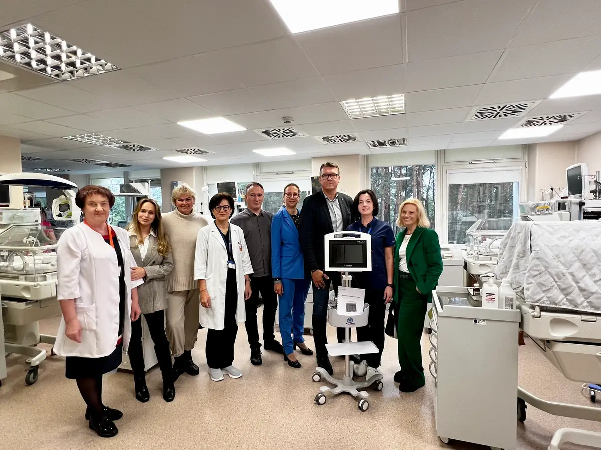 Verslai suvienijo jėgas: Kauno klinikoms padovanotas naujos kartos įrenginys, padėsiantis neišnešiotiems kūdikiams sveikti greičiau