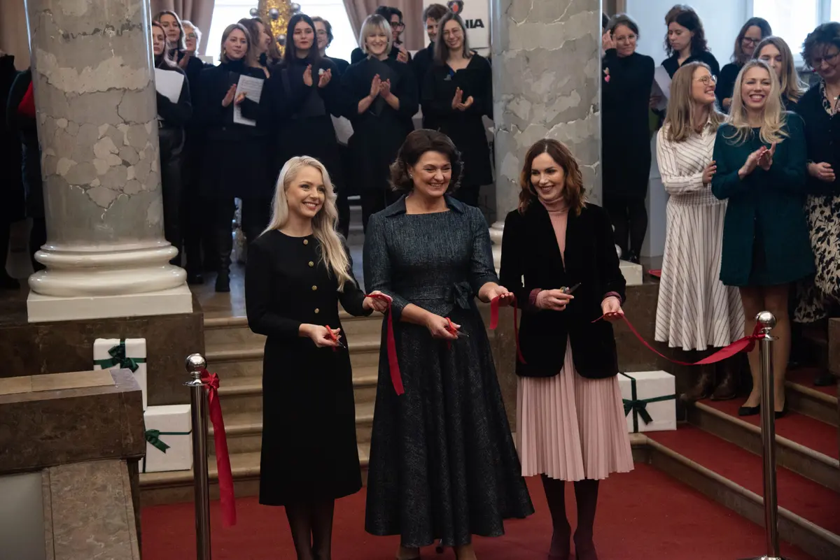 Vilniaus Rotušėje atidaryta Kalėdų labdaros mugė: dalyvius pasveikino pirmoji šalies ponia Diana Nausėdienė