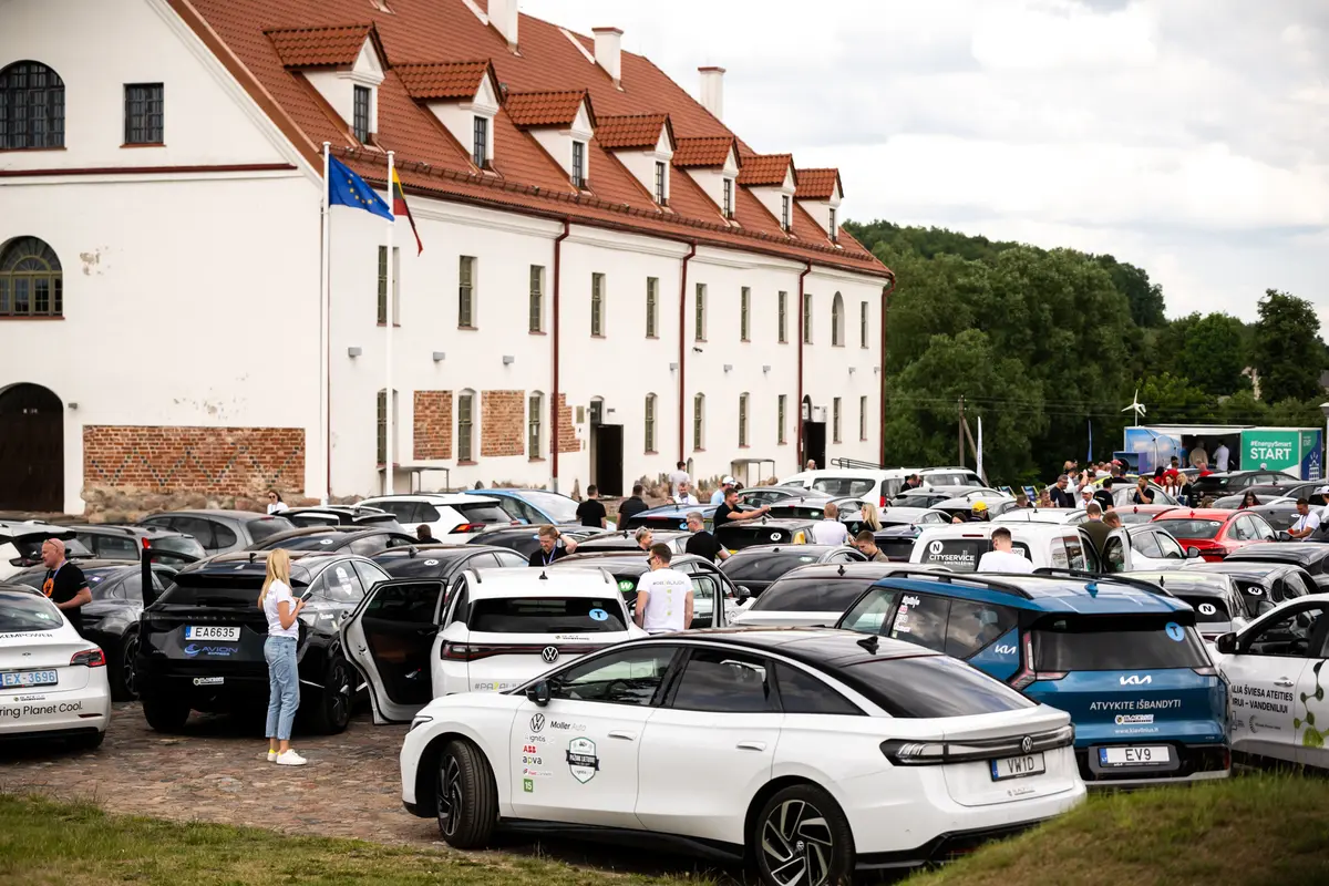 Kražiuose – „Ignitis ON: pažink Lietuvą!“ elektromobilių varžybų tarpinis finišas