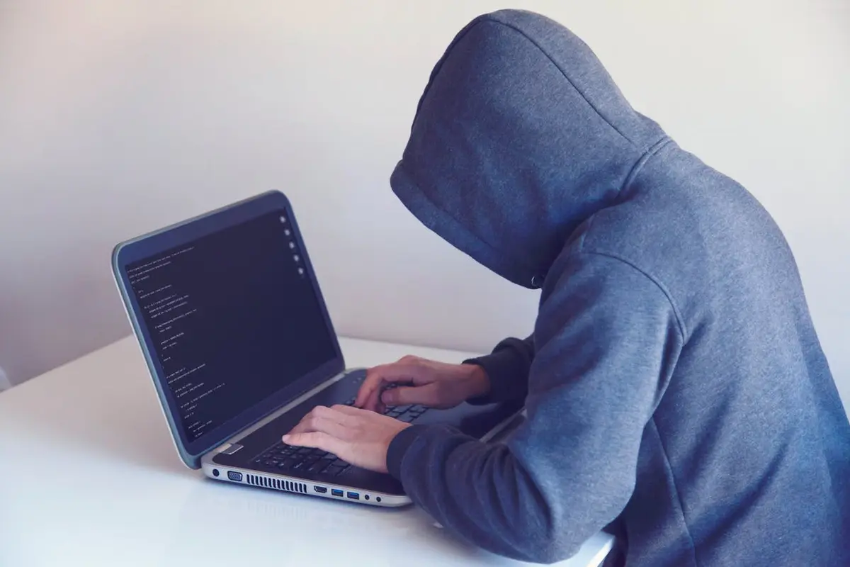 Kokiais būdais savo aukas internete dažniausiai vilioja sukčiai?