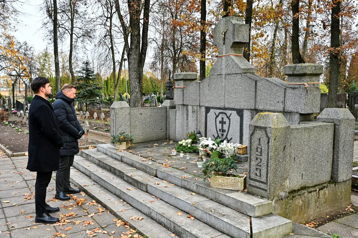 Vėlinių žvakutėmis Panevėžyje pagerbtas iškilių asmenybių atminimas