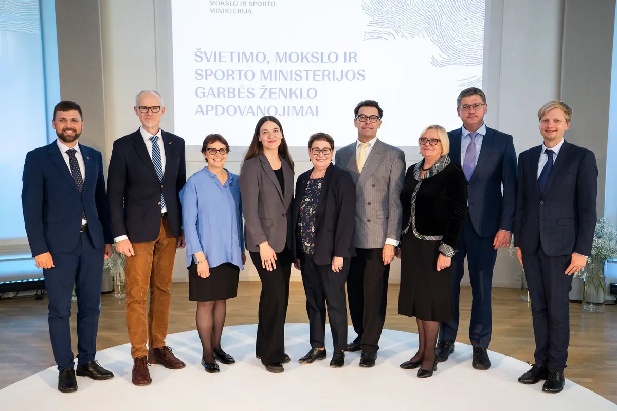 Švietimo, mokslo ir sporto ministerijoje įteikti garbės ženklai