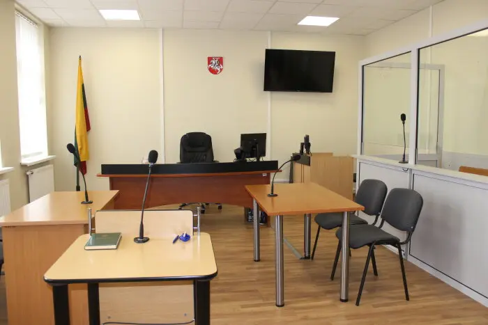 Už 2 539 vnt. kontrabandinių cigarečių – laisvės atėmimo bausmė, dukros automobilio konfiskavimas ir civilinis ieškinys