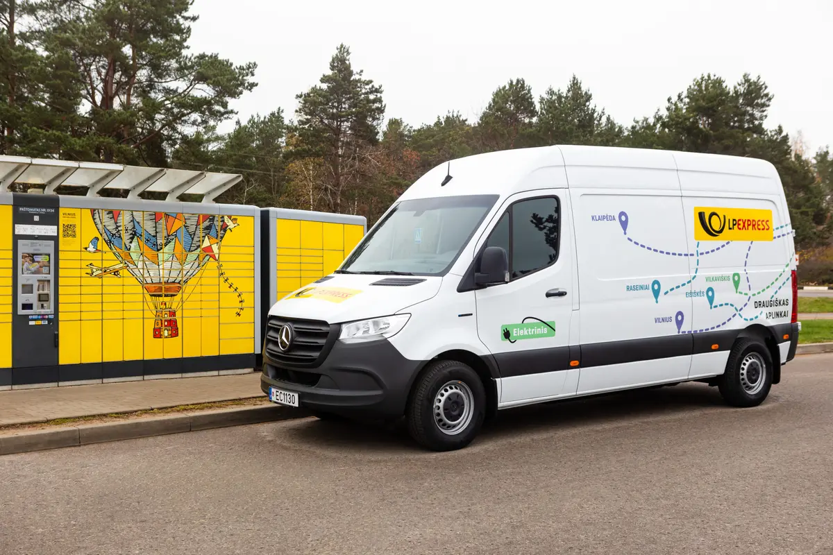 Siuntos gyventojams pristatomos tvariau: į gatves išriedėjo pirmieji LP EXPRESS elektriniai furgonai