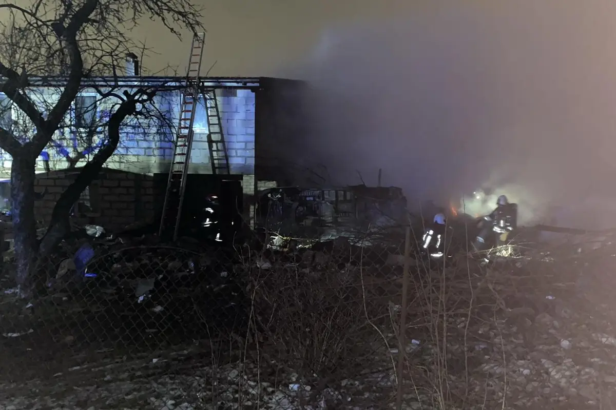 Tarnybos pradėjo tyrimą dėl lėktuvo Boeing 737-476 skrydžio avarijos, įvykusios netoli Tarptautinio Vilniaus oro uosto