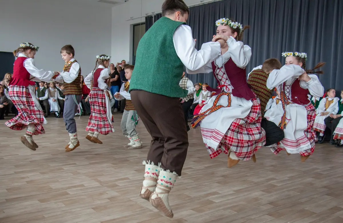 Folklorinio šokio spalvos ir ritmai užlies Šiaulių kultūros centrą
