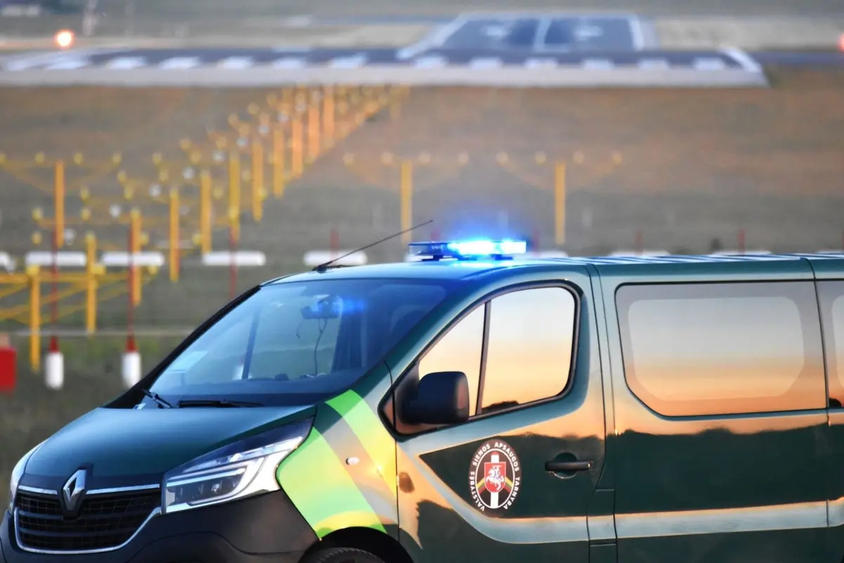 Migrantų kelionė į Oslą baigėsi Vilniaus oro uoste: pareigūnams pateikė neįtikėtiną versiją