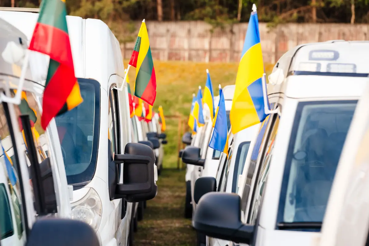Istorinis konvojus – Ukrainos policijai perduoti 79 Lietuvos policijos automobiliai