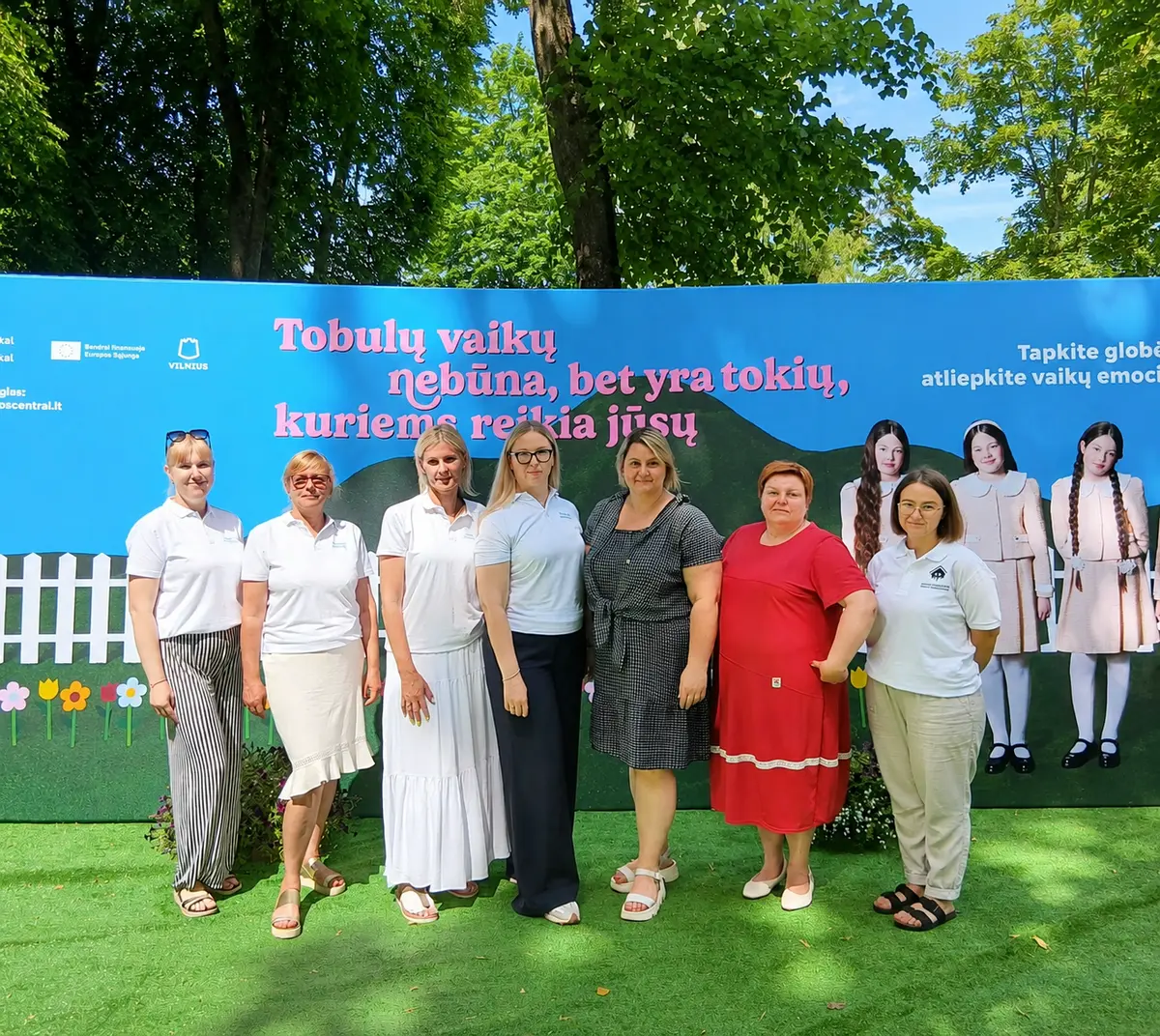 Tūkstančiai širdžių vienam tikslui – Globojančių šeimų festivalyje „Vaikai yra vaikai“ užfiksuotas apsikabinimo rekordas