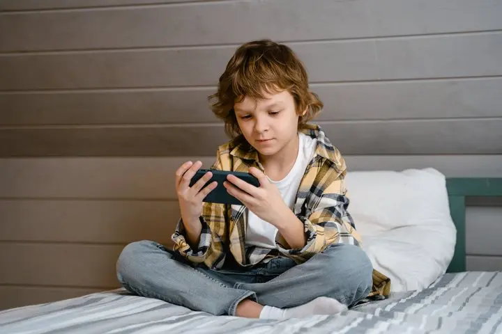 Kova dėl jaunų protų: kaip apsaugoti vaikus nuo propagandos ir dezinformacijos?