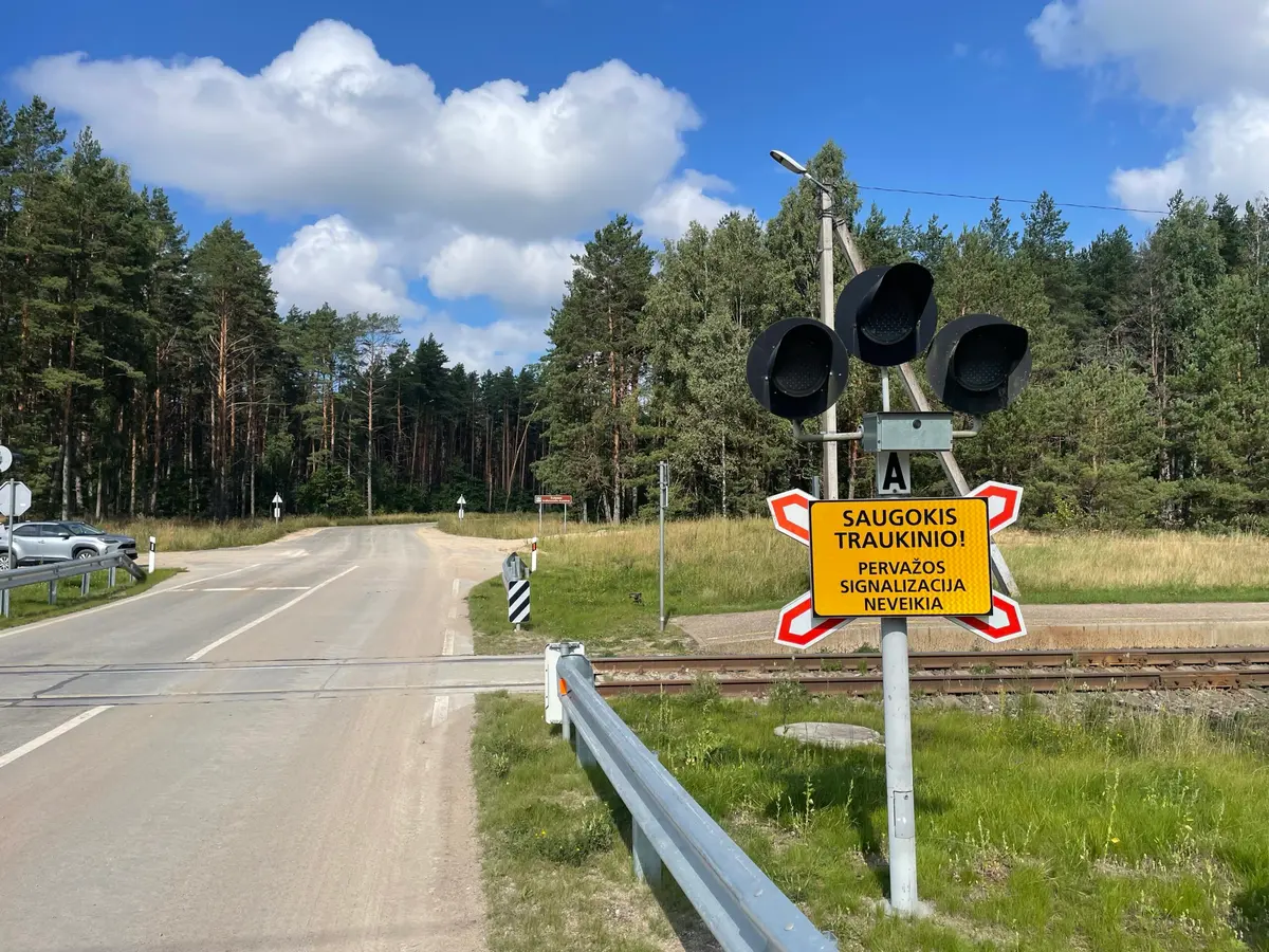 Dėl audros padarinių dalyje Lietuvos pervažų neveikia šviesoforai