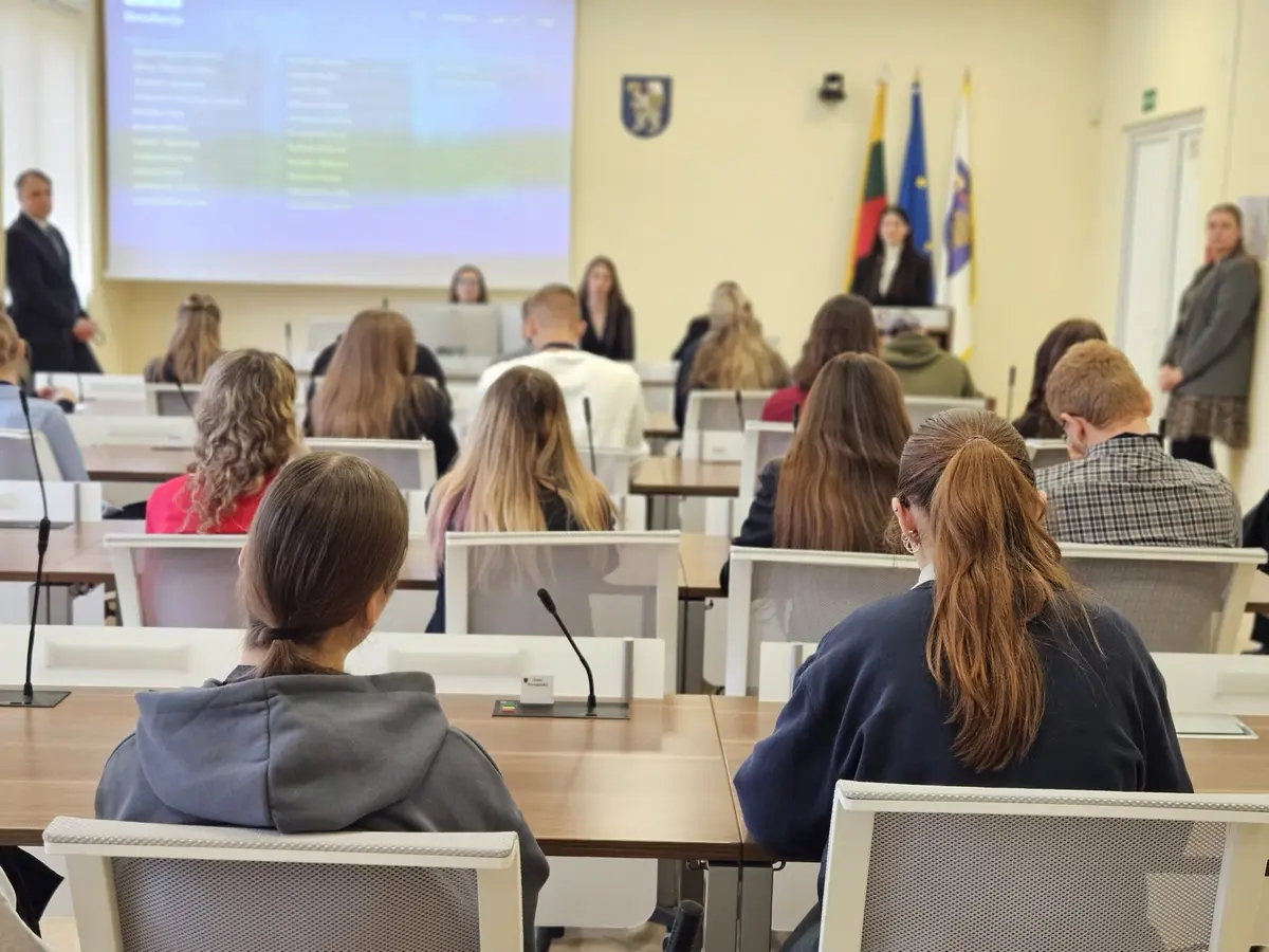 Šiaulių rajono gimnazistai vienai dienai tapo savivaldybės vadovais ir specialistais