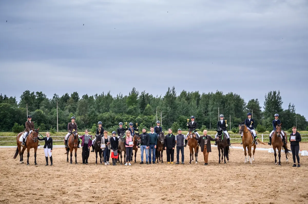 Šiaulių rajone skambėjo žirgų kanopos: surengtos dailiojo jojimo varžybos